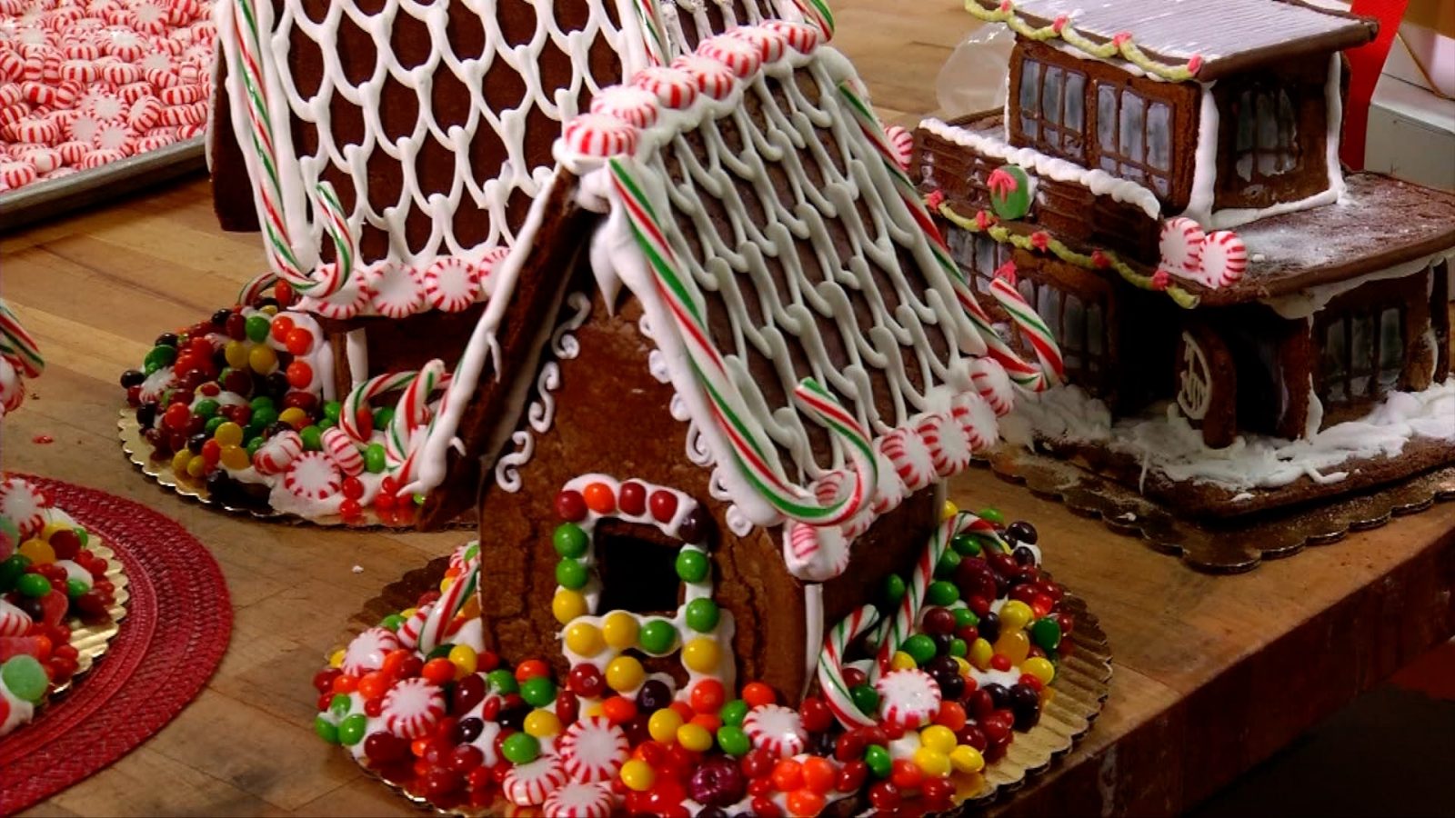 Wuollet Bakery Makes 40,000th Gingerbread House - CCX Media