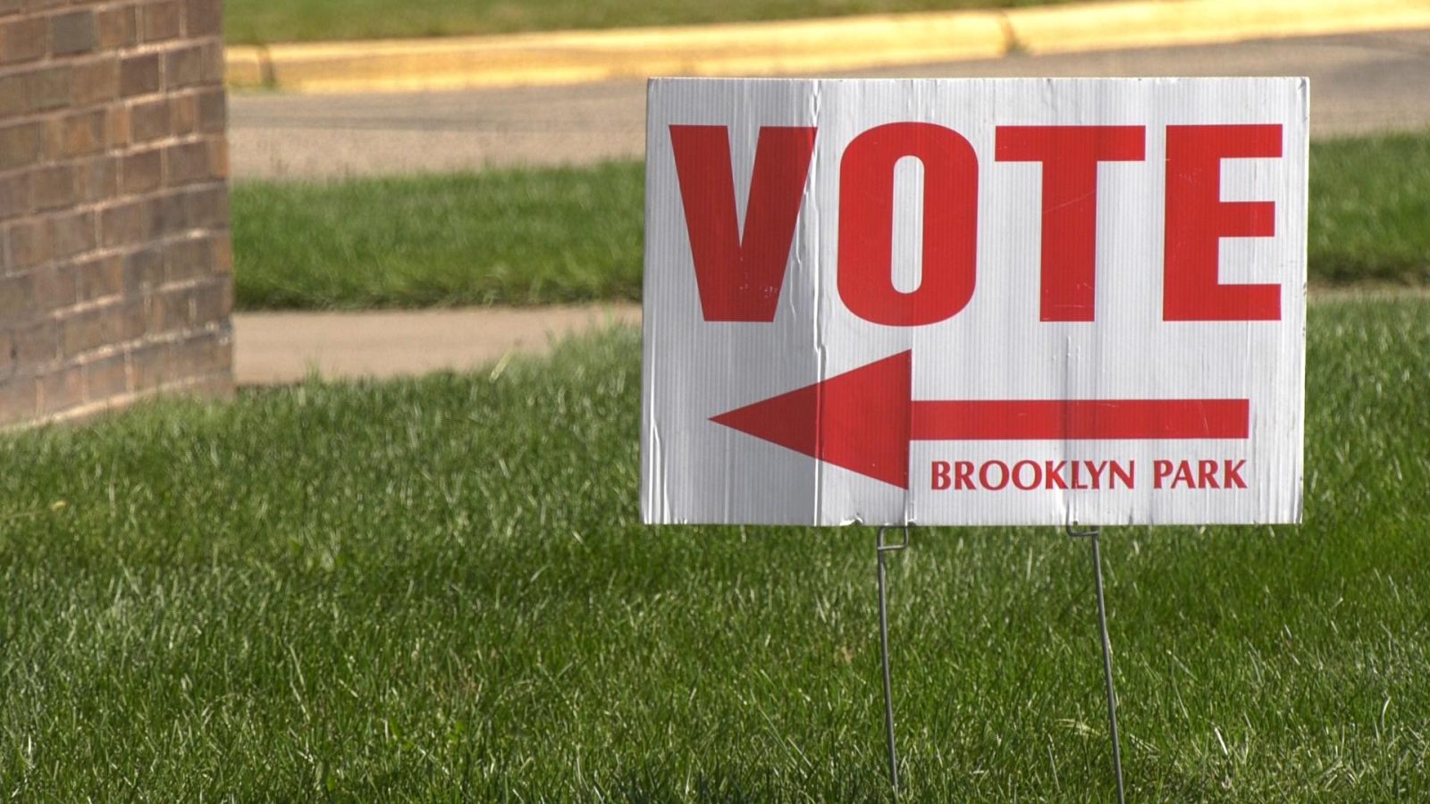 sign directing voters to polling place