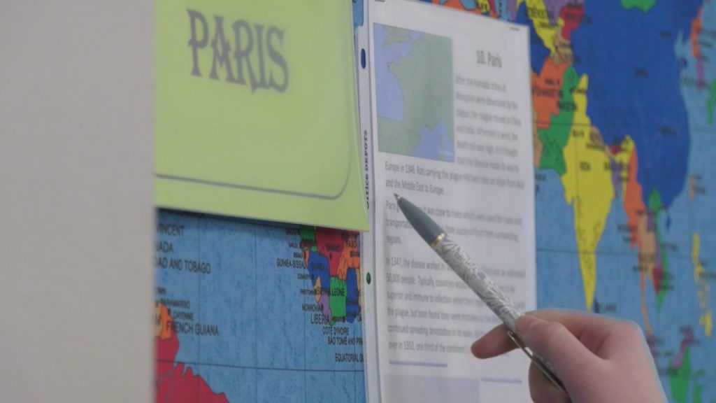 a sign that says paris on the wall of a classroom
