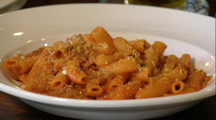 a plate of rigatoni alla vodka 