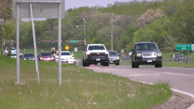 highway 252 in brooklyn park with cars heading southbound